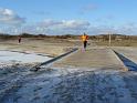 58 en meteen over de brug links